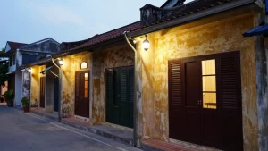 Dãy nhà trọ có camera gắn dưới mái hiên vào buổi chiều