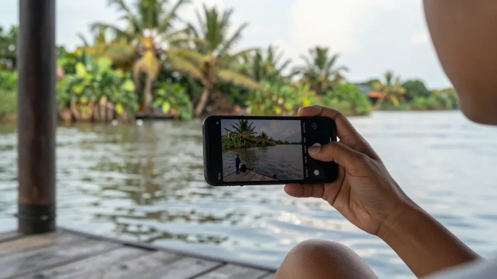 Xem camera giám sát từ xa trên điện thoại tại nhà ở miền Tây